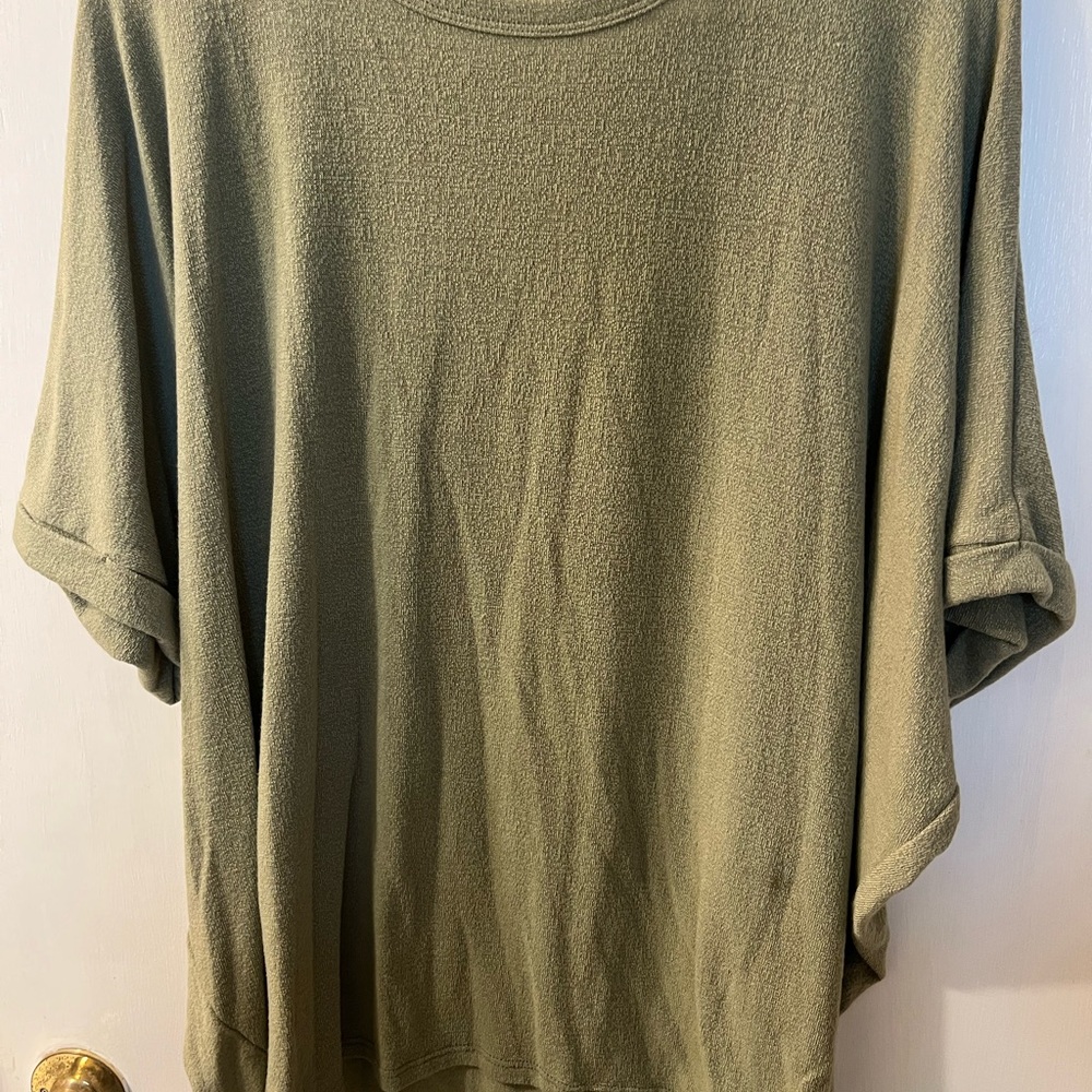 Francesca's Collections Sage Green Short Sleeve Top - Picture 2 of 2